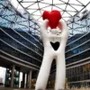 3 m/4 m/5 m H proposition homme tenant coeur rouge gonflable avec souffleur d'air pour la décoration de la saint-valentin fabriquée en chine