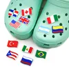moq 100pcs motif de drapeau national croc JIBZ 2D en caoutchouc souple accessoires de chaussures décoration boucles de chaussures breloques bibelots adaptés aux sandales pour hommes, femmes et enfants bracelets