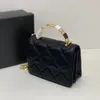 Kadın klasik flep üst çanta sapı emaye mektup sevimli boyutta çantalar kapitone altın metal orijinal deri omuz çantası kartı tutucu açık renk