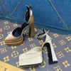 Sandales de luxe AEVITAS plateforme imperméable à talon haut design de passerelle en satin personnalisé talon épais et double bride à la cheville orné de strass en cuir verni
