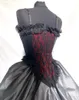 スチームパンクゴシックウェディングドレス黒と赤の恋人ブライダルボールガウンストラップ階層床の長さビンテージビクトリア朝の花嫁ウェディングドレス