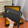 Bolsos de mano de lujo de diseñador para hombre, bolsos con cerradura combinada, bolsos de mano de cuero de marca superior, carteras masculinas suaves con textura de moda Simple