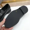 2022 neue Damenmode-Schuhe, gesteppte Lederhausschuhe, Lingge-Stickerei, Lefu-Schuhe, Größe 35–39