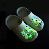 MOQ 50 pièces croco fluorescent JIBZ style de rue mexicain breloques de chaussures lumineuses brillent dans le noir boucles de chaussures en pvc décorations accessoires adaptés aux femmes hommes sandales bracelets