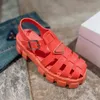 Designer Kvinnor Sandaler Slipper Solid Real Leather Ankle Strap Triangle Fashion Roman Platform Sandal Summer Shoes