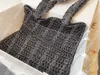 Designer handväskor raffia fiber tote bag Sommar enfärgade shoppingkassar Broderad logotyp Lyx casual väska för kvinnor Gridformad vävd väska damväska Stickning