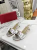 Sandali di lusso alla moda Punta tonda sexy Donna Tacchi alti Designer Pantofole estive in pelle verniciata di alta qualità Scarpe da spiaggia antiscivolo in gomma + scatola