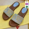 2022 Slides de designers Selppers femininos Raffia Bordados Mulas planas com OG Box Green Green Red Fashion Lady Luxury Summer São mais novo feminino Sandálias de praia externa