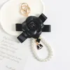 Varumärke Keyring Black Camellia Pu Leather Flower Clover Key Chains Holder Gold Metal Imitation Pearl Armband Car Keychain Ring Pendant Bag Charm smycken Tillbehör