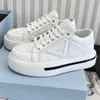 Casual-Sportschuhe für Damen, Luxurys Damen-Designer-Sneakers aus Macro-Re-Nylon und glänzendem Leder. Erhöhen Sie klassische Canvas-Turnschuhe der Marke Lady Stylist Trainers Fashion