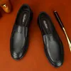 Véritable cuir hommes chaussures décontractées marque italien hommes mocassins mocassins respirant sans lacet noir conduite chaussures de haute qualité classique