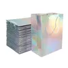 Geschenkverpackung 100 Stück holographische Silberbeschichtungsbeutel mit Griffen Laserpapiertüte Geschäftsverpackung Tote für HochzeitsfeierGeschenk