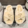 2022 женщины роскошные тапочки эмалированные треугольники дизайнерские туфли шерстяные скольжения кроссовер пушистый слайд черный белый