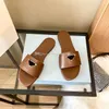 Pantoufles pour femmes Designers de mode Diapositives plates Tongs Été en cuir véritable Mocassins d'extérieur Chaussures de bain Vêtements de plage Pantoufles Noir Blanc Marron PAS de boîte d'origine