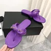 Romantisk elegant sommarkvinnor Sandaler tofflor lammskinn metall vit inomhus avslappnad sandal designer toppkvalitet lyx mode damer strand platt flip flops