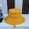 버킷 모자 럭셔리 디자이너 여성 여름 넓은 챙 모자 금속 로고 단색