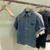 Camisa de manga curta feita de jeans velha novidade de verão triângulo invertido botão de bolso solto top para homens e mulheres