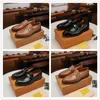 2022 24 estilo mocassin masculino sapatos de panos de pães clássicos Luxurys Luxurys Vintage Metal Butter Brand Oxfords Dress Shoe casual para homens tamanho 6.5-11