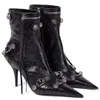 Siyah sivri yüksek topuklu botlar metal toka dekorasyon kadın ayakkabıları motosiklet püskül deri zip ayakkabıları lüks tasarımcı moda çıplak botlar 35-42 kutu