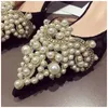 Projektant slajdów marka marki luksusowy pantofierka damska sukienka muły buty niskie pięta spiczaste palce paliczki perłowe kapcie