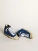 High Top Dirty Shoes Designer Lyxig italiensk vintage hand V-stjärna sneakers i elektrisk blå mikroglitter med vitt patentläder xx och svart elastiska inlägg