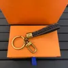 Fashion Luxury Designer Keychain Classic Brands Key Buckle Flower Letter äkta läder Gyllene nyckelringar Menskvinnor Påpa 287K