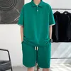 Herrkläder sommarkoreansk version Lossa kortärmad t-shirt kostym stilig polo skjorta avslappnade shorts set kläder män 220504