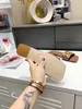 가죽 슬라이드 Peep-Toe 슬리퍼는 브랜드의 시그니처 말 버클 액세서리로 장식되어 있습니다.