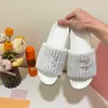 Designer dames handdoek slippers pluche gestreepte niet-slip home slijtage open teen paar schoenen