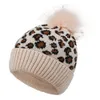 Knittad hatt europeisk och amerikansk leopard tryck kvinnor vinter varm mössa hatt vintage fuffy pompom manschetter skalle mössa
