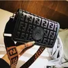 Famosos bolsos de hombro de diseñador para mujer Bolsos de noche monocromáticos de lujo Bolso de cuero de moda Black Lady Chain Purse Bolso Crossbody Totes 4 colores