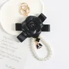 Marka Keyring Siyah Camellia PU Deri Çiçek Yonca Anahtar Zincirler Tutucu Altın Metal İmitasyon İnci Bilezik Araba Keychain Yüzük Kolye Çantası