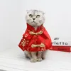 Высококачественная домашняя кошка китайская костюм Tang Новый год с красным карманным праздничным плащным плащом Осенняя зима теплые наряды для кошек Dog253n
