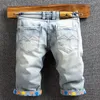 Jeans da uomo Estate Streetwear Moda Uomo Retro Pantaloncini di jeans strappati stampati elasticizzati blu chiaro Pantaloncini stile coreano