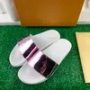 Projektowanie Kapcie poduszki płaski dół Wygodne wytłoczone muły luksusowe hotel łazienka sandały sandały przesuwne nylonowe białe sandały slajdów mody mody