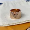 Классическое роскошное кольцо V с бриллиантом, модельерское мужское и женское обручальное кольцо с кристаллами, титан 316L, 18-каратное золото Jew216G
