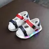 Çocuk Led Sandaletleri Aydınlatın Çocuklar Yaz Ayakkabıları Parlayan Spor Sandaletleri Erkekler ve Kızlar İçin Yürümeye Başlayan Yumuşak Plaj Ayakkabıları G220523