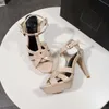 Klasyczne wysokie obcasyTribute sandały patentowe/miękkie skórzane sandały na platformie z wystającym palcem luksusowe designerskie buty damskie metalowa klamra do butów wyjściowych NO23