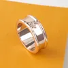 Europe America New Style Lady Women Titanium Steel Inställningar Diamond Graved V Initialer Volt One Band Wide Ring Size US6-US9261E