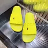 2023 Hoogwaardige heren Damesontwerpster Rubber slippers Nieuwe lettertype schoenen Slide mode Sandalen Flat Flip Shower Beach met originele logo-maat 36-45