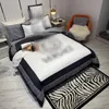 Set di biancheria da letto king size dello stilista 4 pezzi / set copripiumino in seta stampata queen lenzuolo moda federe copripiumino