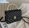 Großhandel Damen Leder Umhängetaschen Persönlichkeit Gold Metall Dekoration Frauen Handtasche Sommer Leder Karierte Tasche Süßes Nähen Mode Handy Geldbörse