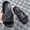 gucci gg Вы Luxury Men Slides Chaussures Slippers Sams Sandals Slide Slide Flat Designer Classic Checkered Print Print Avatar Flip Flops Sneakers Size GGitys V82P