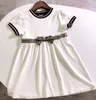 Tasarımcı Kız Elbiseleri Mektup Çocuklar Yay Sevimli Elbise Zarif Kısa Kollu Etek Lüks Bebek Giyim Dantel Prenses Elbise