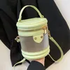 Kvällspåsar Kvinnor Small 2022 Summer Trendy All-Match axel Messenger Bag Fashion Simple Cylinder Personlighet Handbagevening