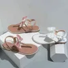 Tofflor glider kvinnor skor lyxiga pärlbåge strand sandaler sommar mode strass platt tofflor flip flops 220525