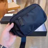 Designers 6 färger midjeväskor med låda Klassisk stil Vattentät Fanny Pack Mode Cross Body Plånbok Pengar Clip Män Svart Bröstväska löparbälte PW1012