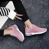 Man sneakers för män gummi svarta löparskor armé grön andas fabri sportskor manliga kvinnliga kvinnor rosa sneakers 220606