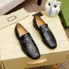 En iyi 2023 erkek loafers lüks tasarımcılar ayakkabı gerçek deri kahverengi siyah erkek sıradan tasarımcı elbise ayakkabıları düğün ayakkabısı kayması kutu 38-46 ile