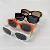 Gafas de sol de diseñador Mujer Mujer Gafas de moda Unisex Diseño retro de marco pequeño UV400 4 Color Opcional